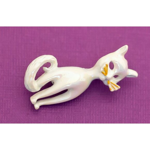 Vintage Mid Century Glossy White Cat Brooch - Q9 - Picture 2 of 3